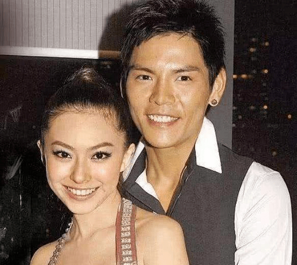 向佐前女友秀与富豪老公甜蜜日常 家中圣诞树被指有两层楼高_黄婉佩