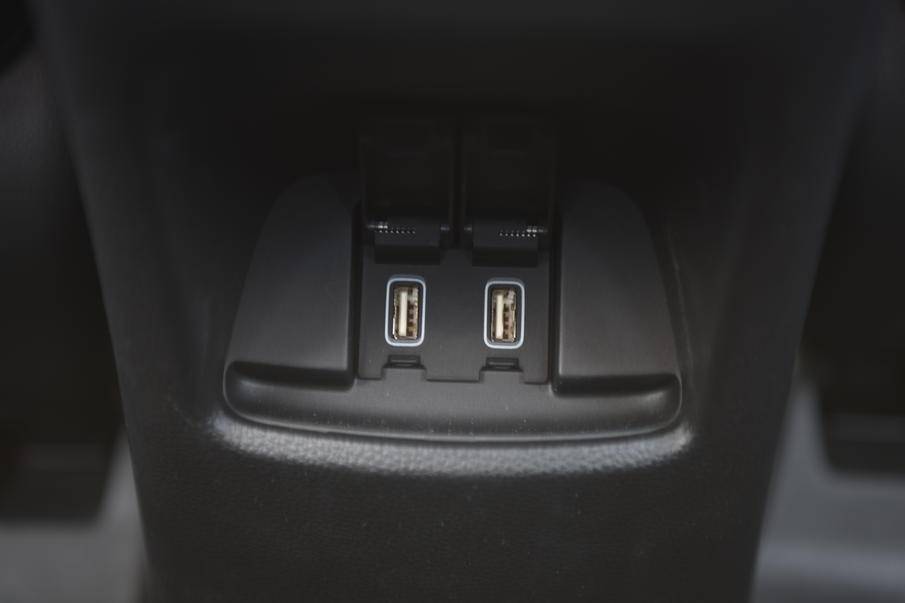 后排下部设有2个usb接口,使用起来比较便捷.