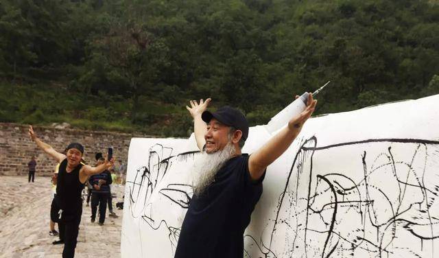 射墨大师邵岩指点小学生写书法网友担忧专家艺术从娃娃抓起