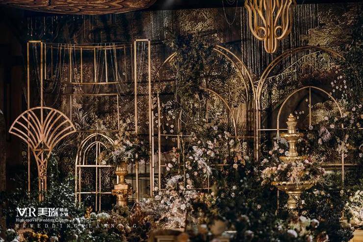 金色绿色系的中世纪宫廷花园婚礼