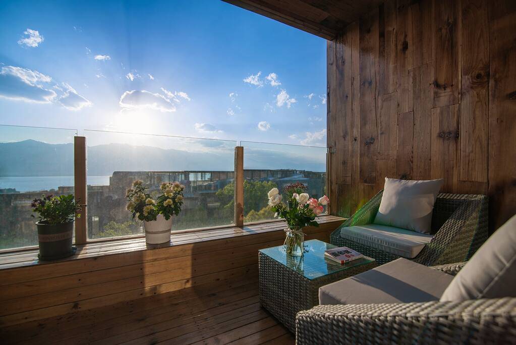 坐在阳台上看洱海,还有网红拍照水台