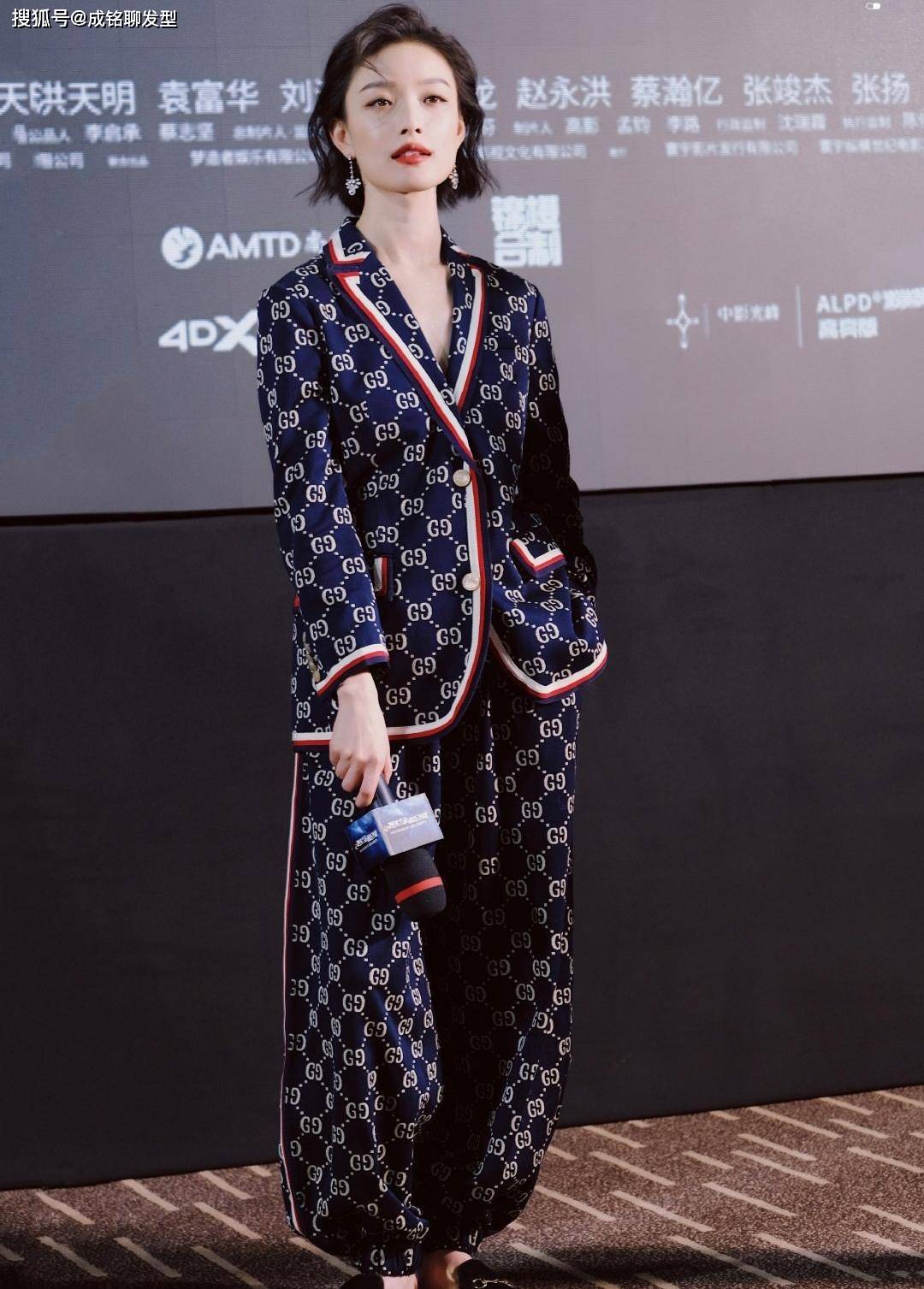 倪妮短发造型更迷人,一套印花"睡衣"穿出十足攻气,这气质真绝