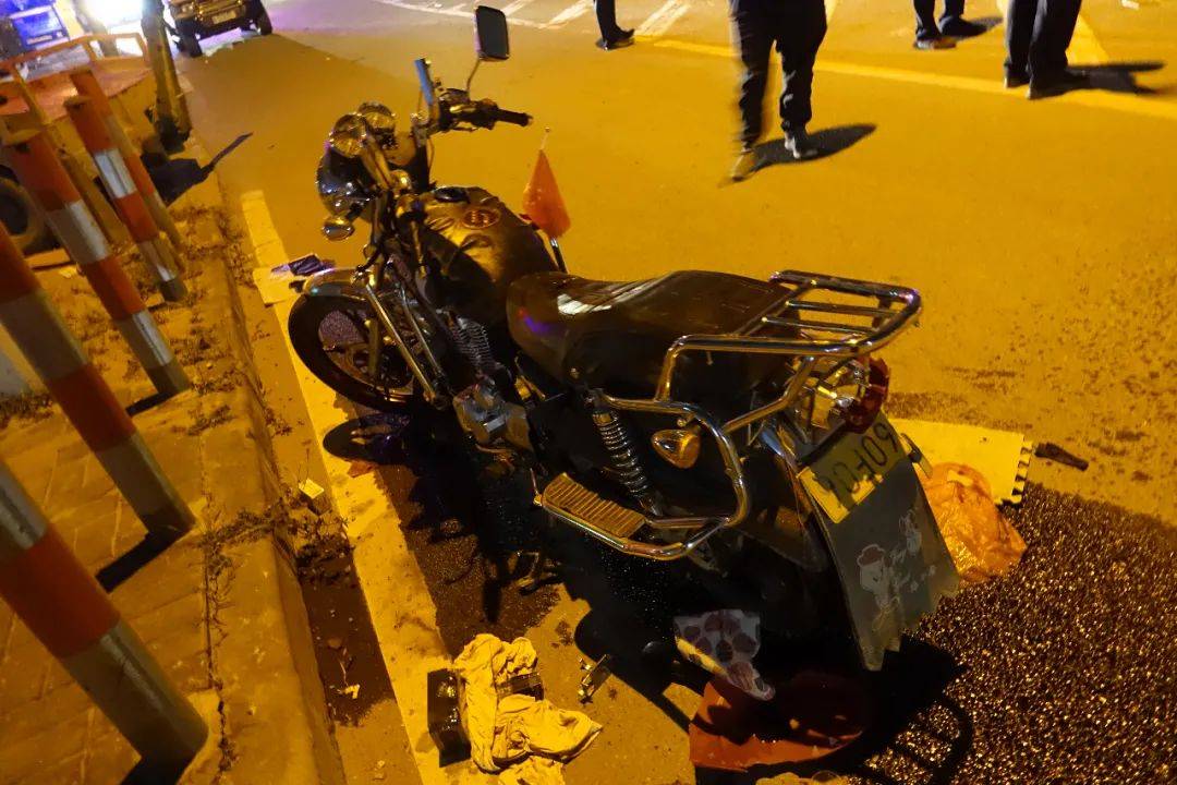 监控拍下全过程虎门一男子醉驾摩托撞上隔离带身亡