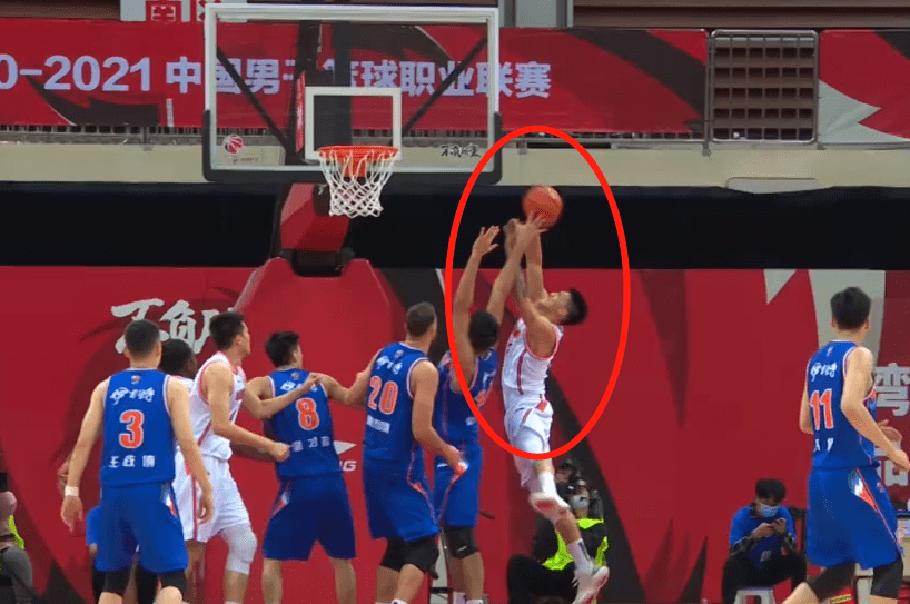 原创精彩压哨曾繁日21徐杰抢下篮板后命中3分替补席沸腾了