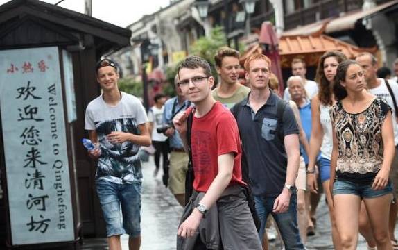 为何来中国的游客越来越少了？英国游客说出隐情，国人表示很理解