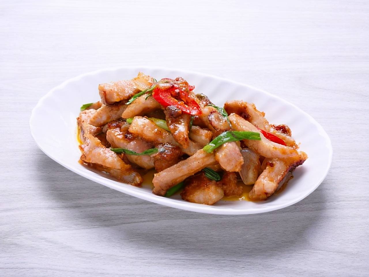 猪颈肉先用绍酒,麻油和沙嗲酱腌过,那沙嗲的辛香揉进肉里,再烧热油用