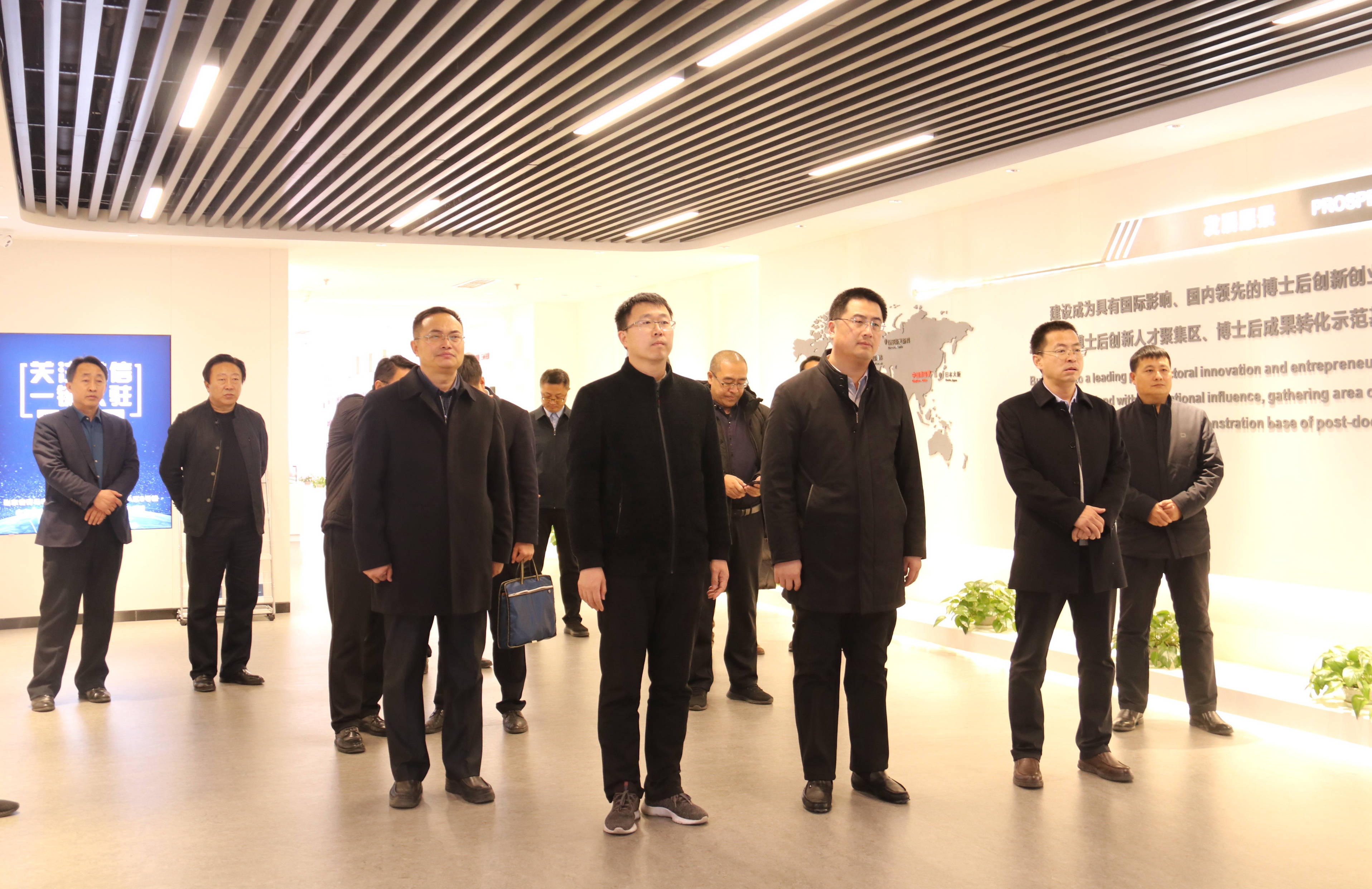 博士后创新创业 12-18 09:17 订阅 12月17日,包头市石拐区政府副区 