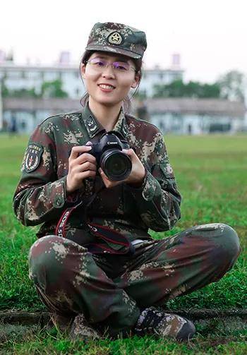 中国女军人又美又酷的样子