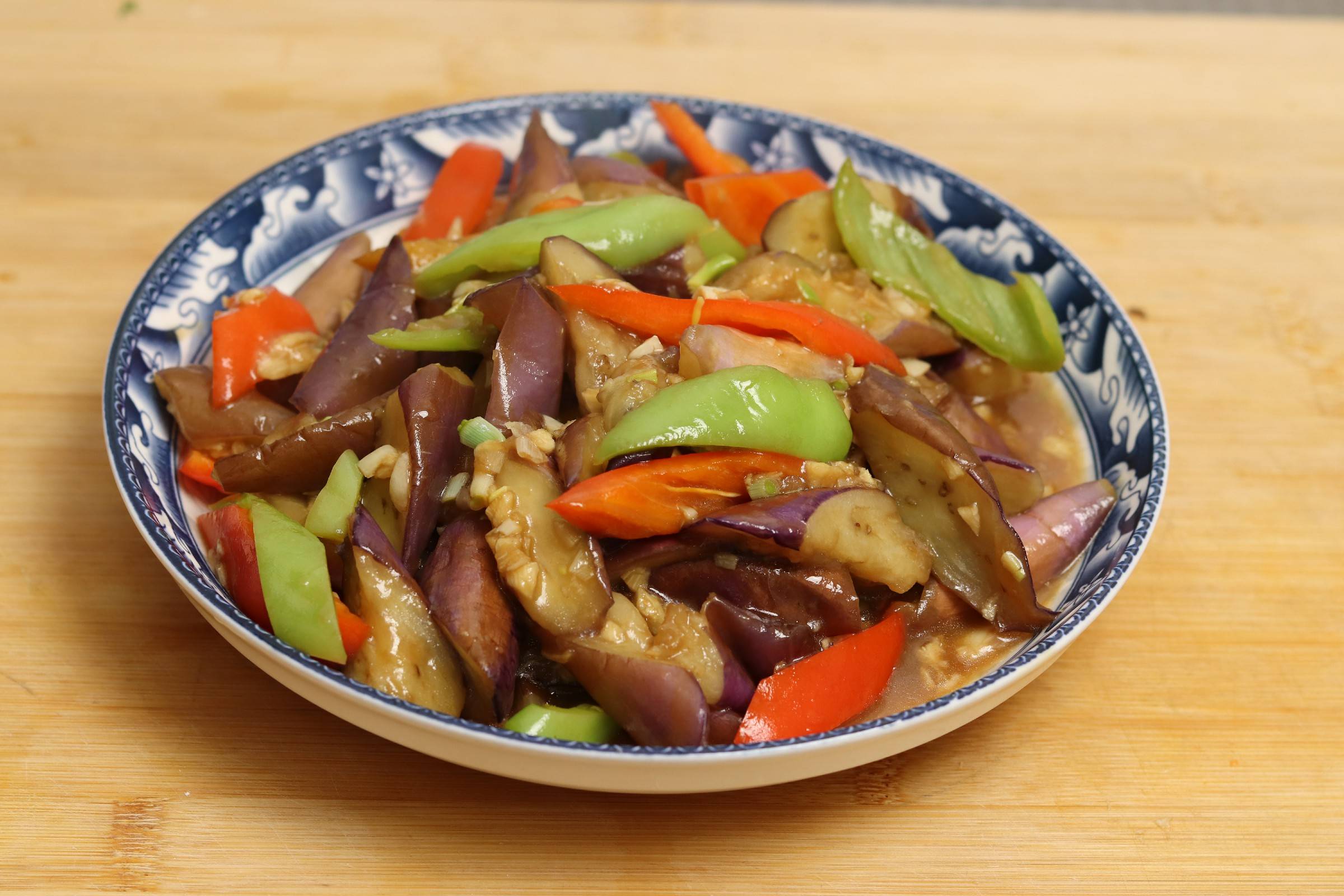 烧茄子时不要先放油炒大厨教你一招茄子不发黑不吸油