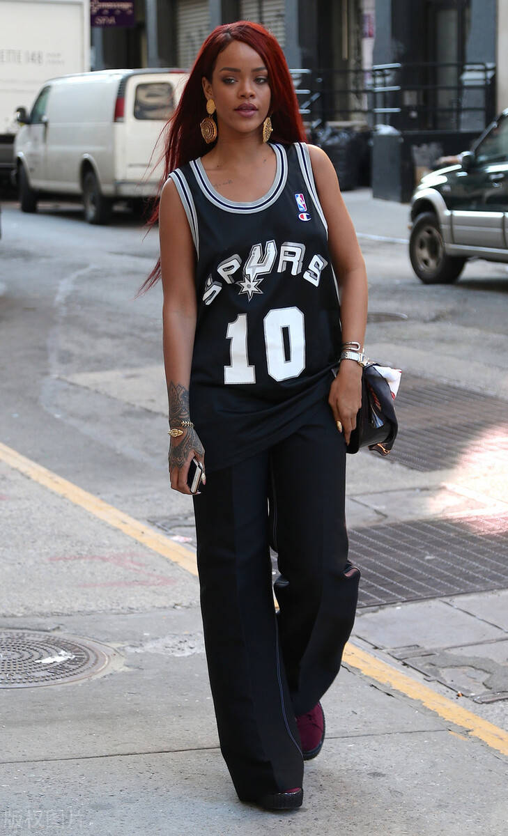 蕾哈娜喜欢詹姆斯想和他结婚如果他答应我了还真瞧不起他