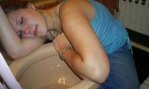 原创幽默段子:上周有个同事离职,总监说好聚好散,给他办个送行宴