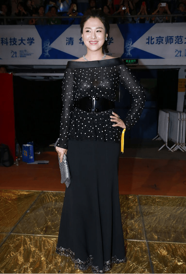 沈傲君的身材比例真让人羡慕穿上一身黑裙之后却带着魅惑感