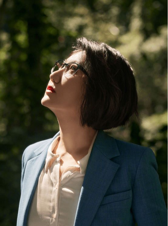 易立竞的气场真是挺强的一身西装配上运动鞋却有一种洒脱感