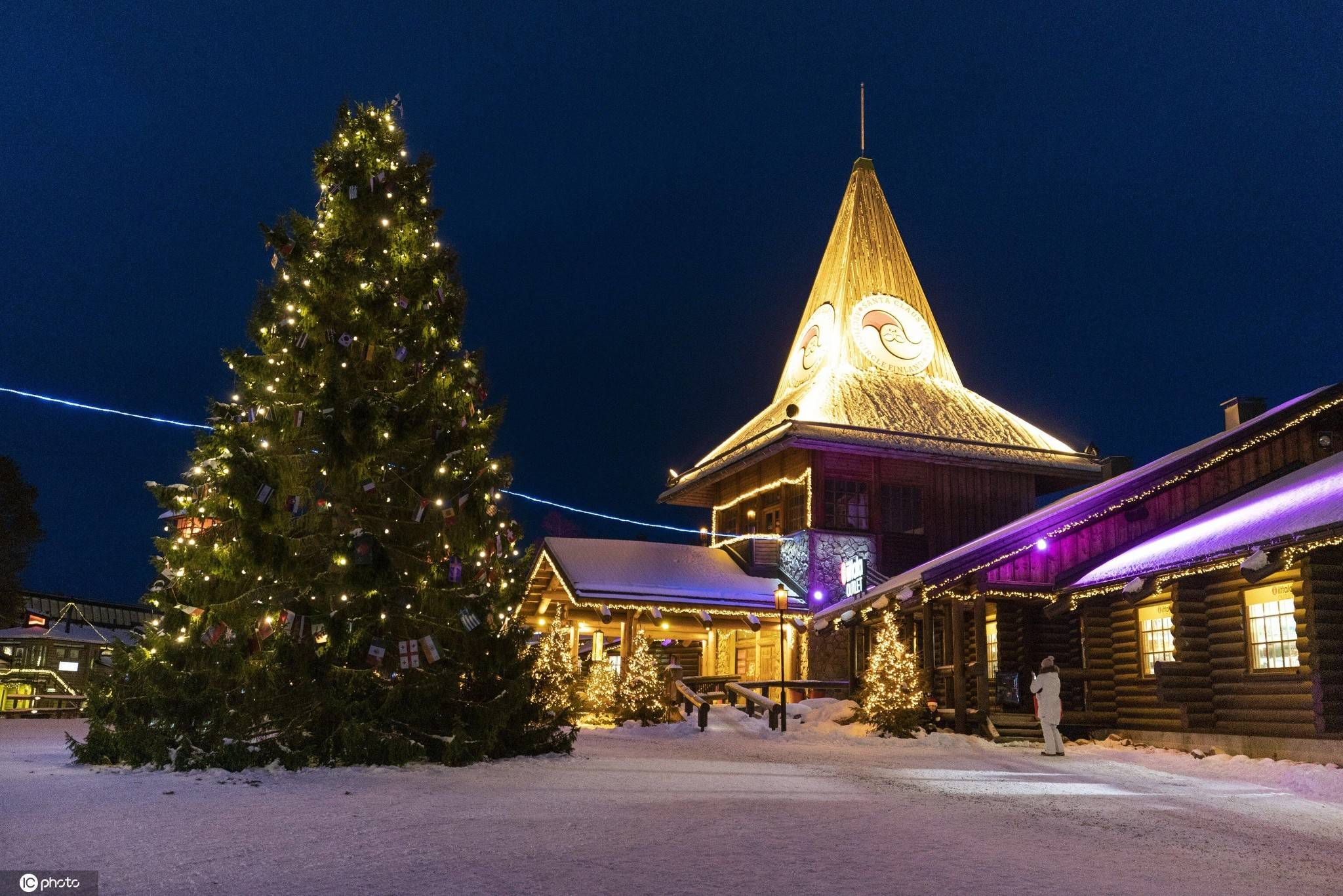 1/ 12 圣诞老人村位于芬兰拉普兰地区罗瓦涅米以北8公里处的北极圈上