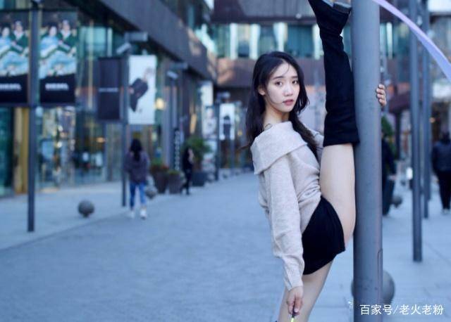 "一字马"女神舒思瑶近照,沙滩秀大长腿太惊艳,如今27岁仍单身