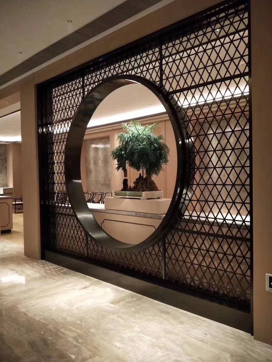 在古代屏风是权力地位的象征和代表,存放天室内起防风,隔断,遮隐作用