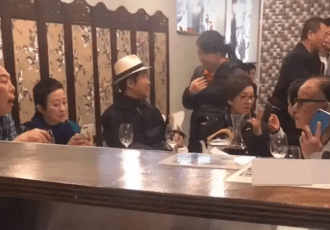 张铁林与张国立夫妇聚会 55岁女友罕见露面
