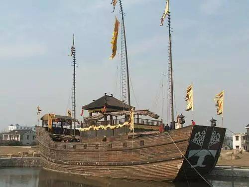 东渡古船天宝十二年(753年12月20日),经四十天的海上颠簸,鉴真一行在