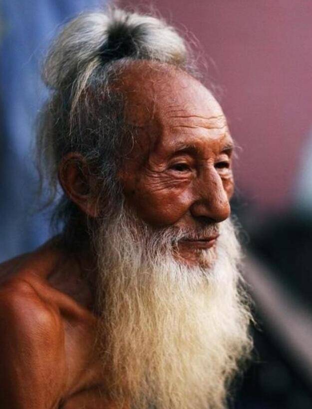 87岁老人在美院当"画模",和20岁女子住一起,遭亲生儿女反对!