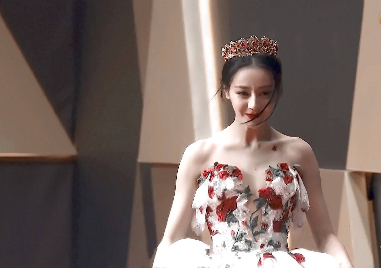 星光大赏翻车现场,杨紫像村晚礼仪小姐,被旁边迪丽热巴吊打碾压