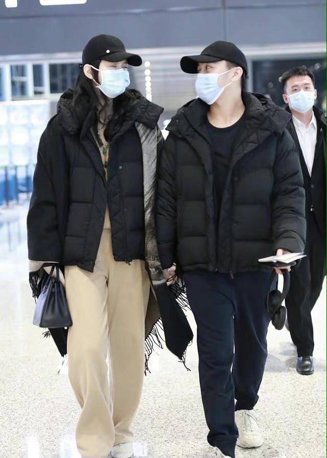 阔太范走机场新发型太显老_手机搜狐网