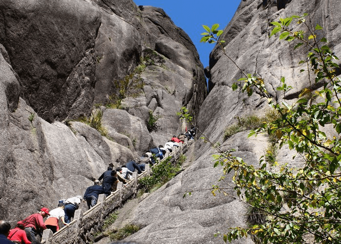 中国最险峻的三座山，有的人没等爬上去就腿软了，你敢去征服它吗