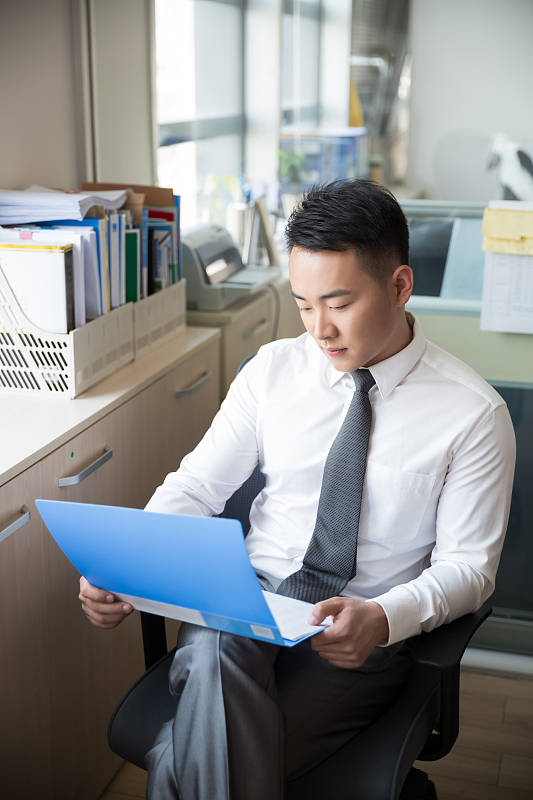 体制内的男人没有当上领导,怎样才能有魅力有自信?