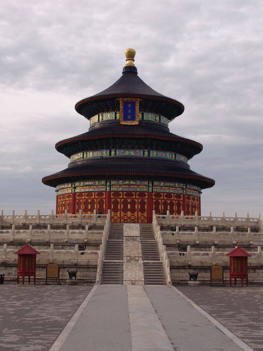 明清两代在今天坛祭祀,天坛现在是在市区,那里最初就是郊外,随着城市