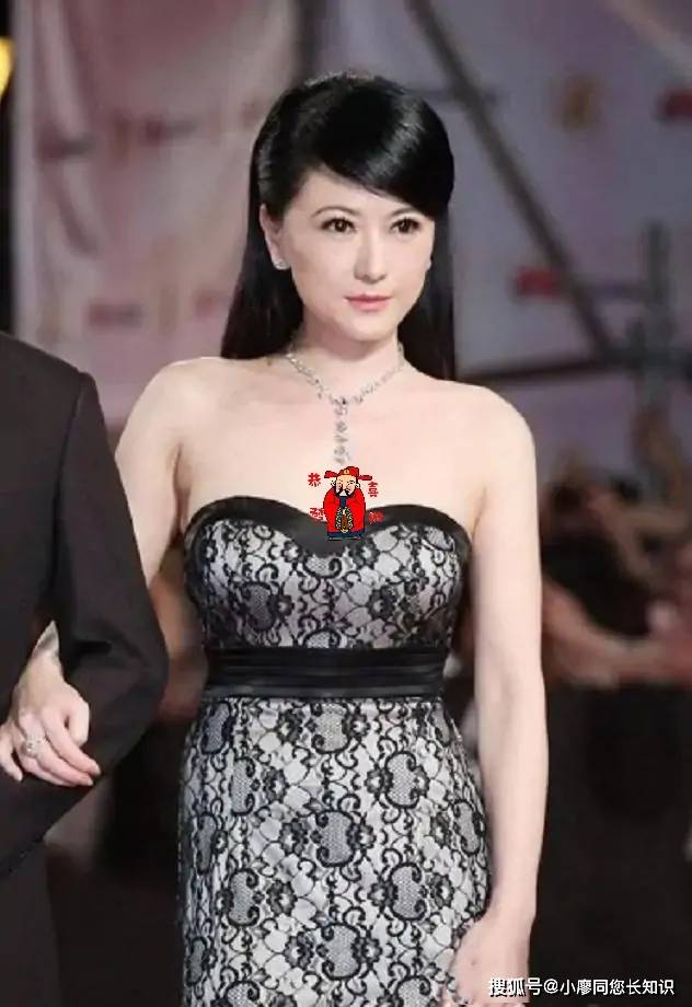 56岁的戈伟如身穿黑色抹胸裙展现出成熟女性的韵味