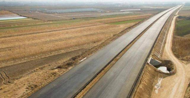 山东规划一条高速公路，总长达150公里，按双向六车道标准修建