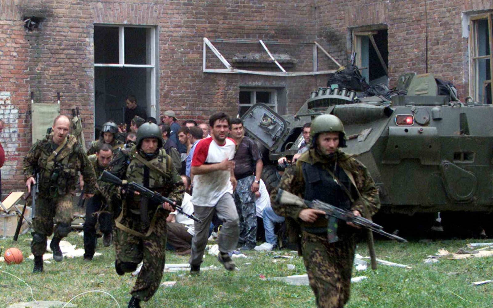 原创俄对待绑匪态度血腥商议无果直接上武力人质放一边劫匪全弄死