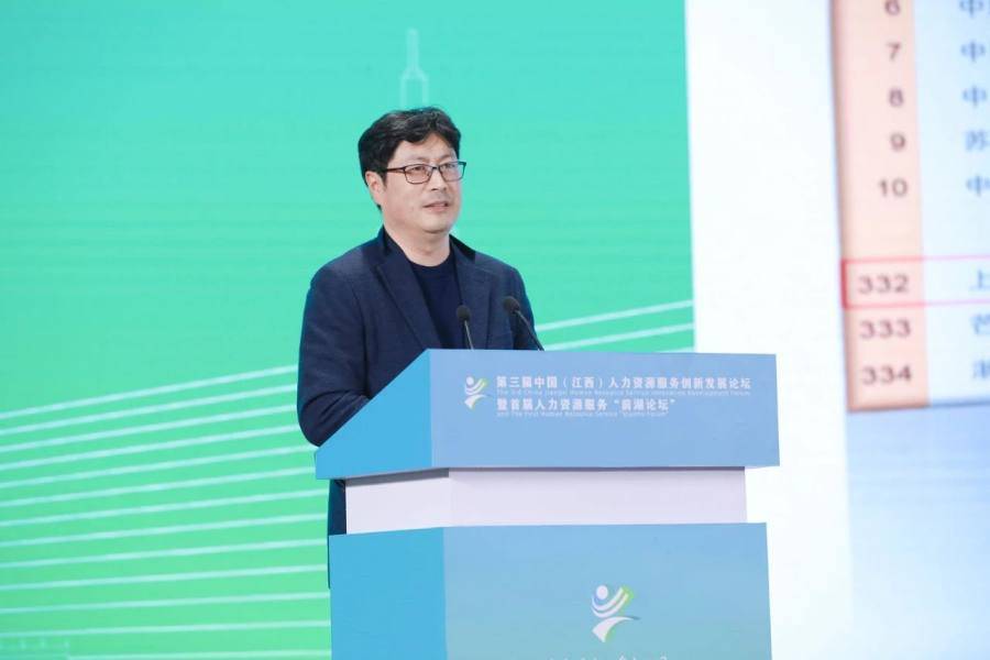 厅长刘三秋主持开幕仪式图:人社部人力资源流动管理司司长孙建立致辞