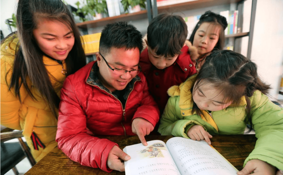 老伯给留守儿童捐800平米建图书馆,用爱心传递知识的火炬