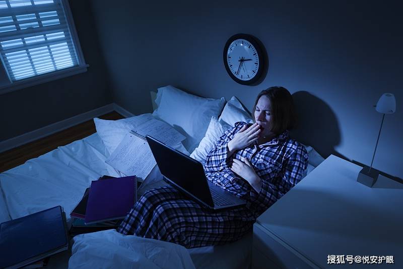 悦安熬夜玩手机你损失的不仅仅是第二天的好精力