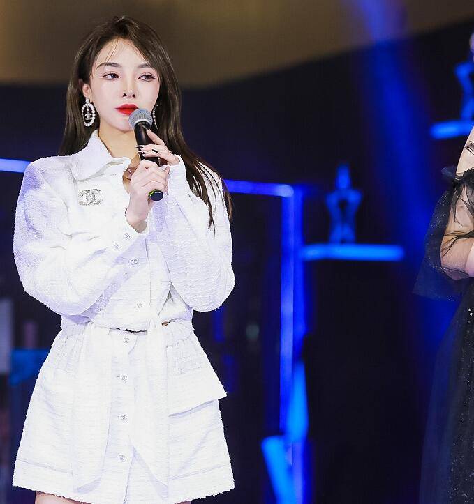 温精灵整容后脸型大变铁粉都认不出来又一千万网红陨落