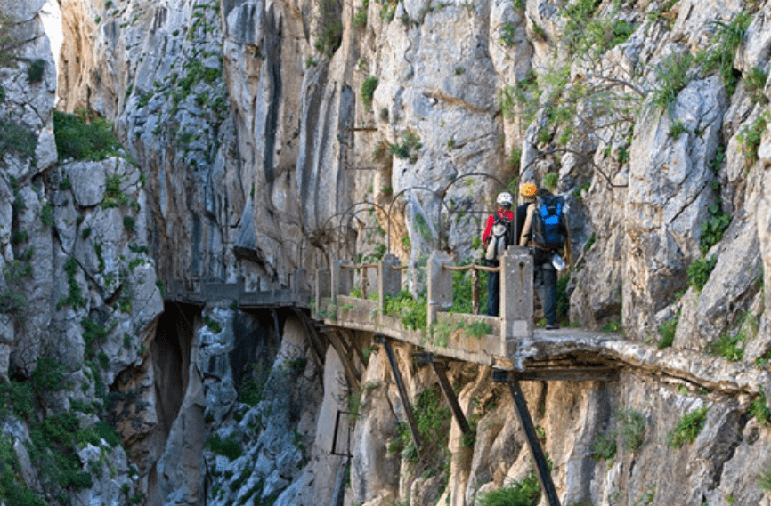西班牙最危险的步道，稍有不慎就会落入悬崖，游客进入需签生死状