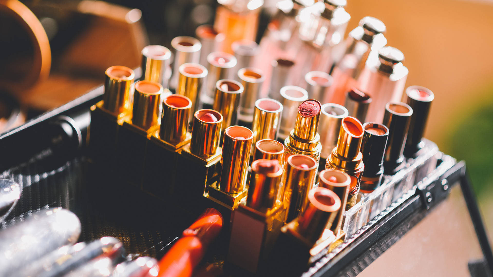 迪奥口红100元一只?两男子出售假冒国际大牌化妆品被捕