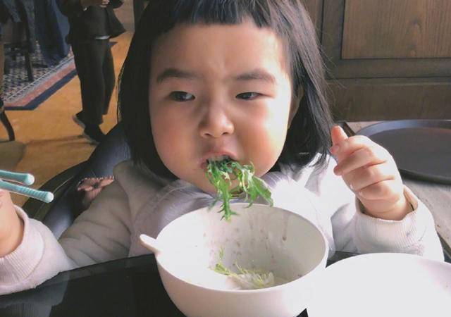 想让宝宝自己吃饭?避开3个"大坑",分分钟帮娃get"自主进食"_孩子
