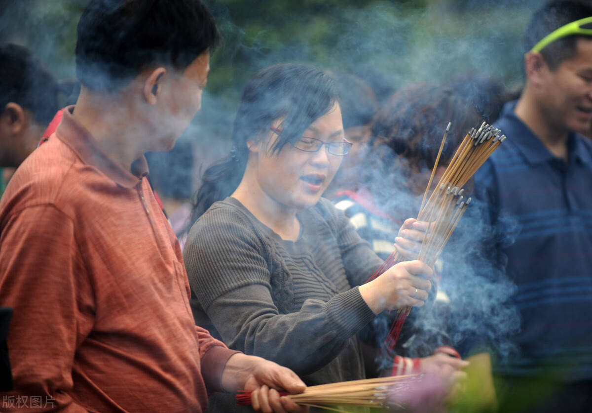 慕柏网:回老家须上坟祭祖---慎终追远!_手机搜狐网