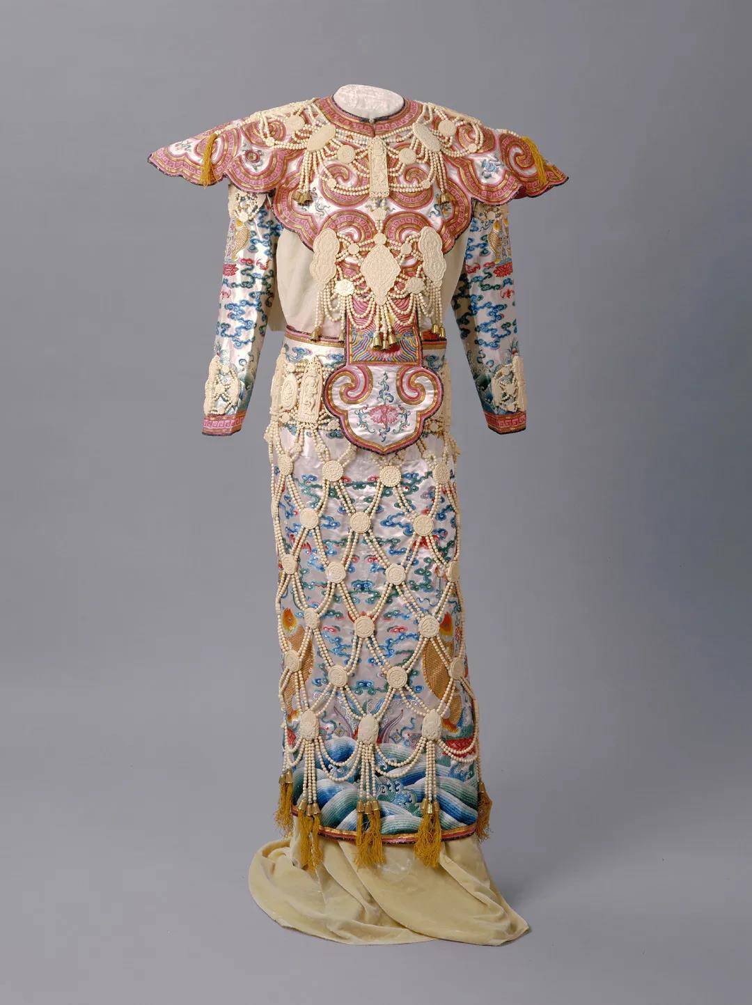 白色缎绣缀象牙璎珞法衣 ,清乾隆 (云肩纵120厘米,横94厘米 袖长59