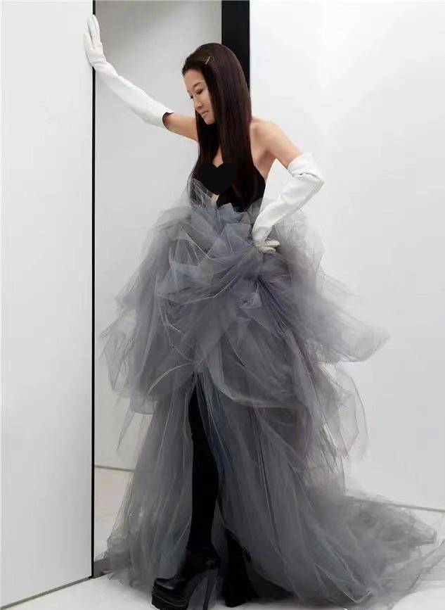 71岁婚纱女王瘦得令人心疼冻龄身材不像奶奶穿过膝袜秀少女腿