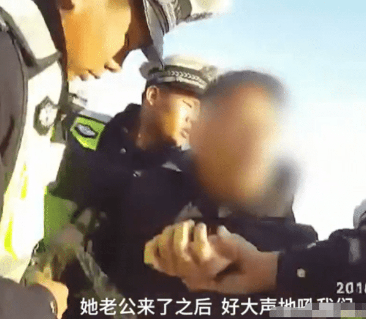老汉替儿媳出头手段狠毒捏紧辅警裆部围观群众下意识捂住裆部