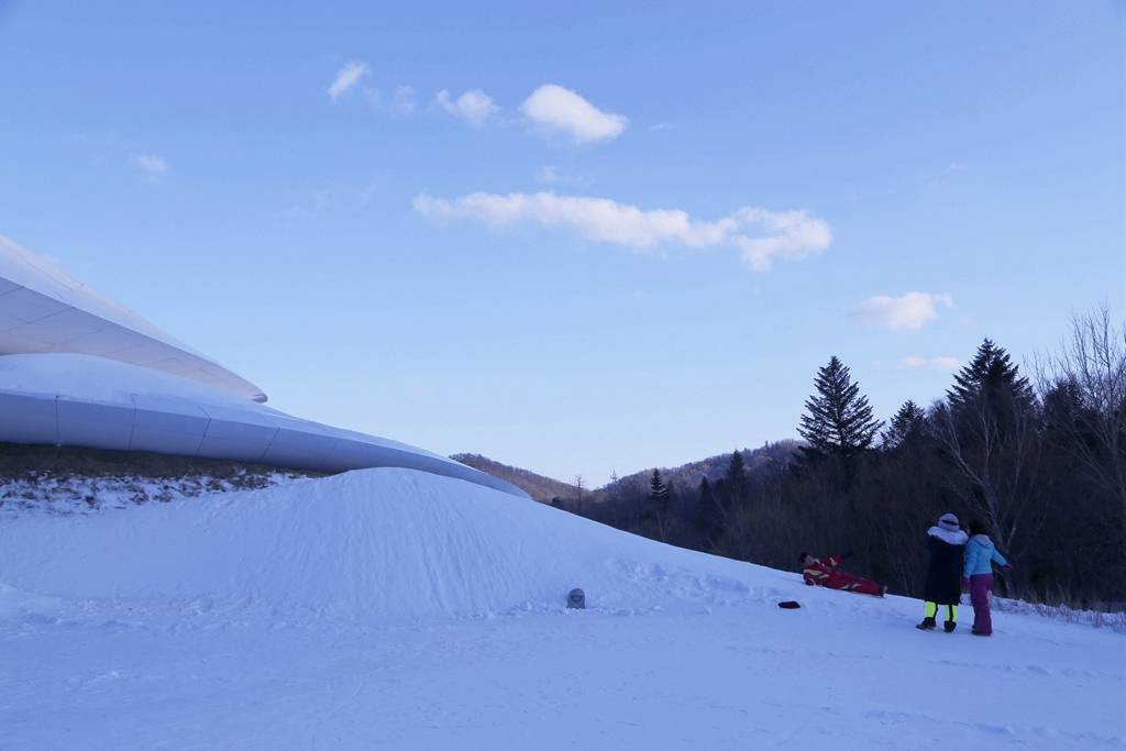 亞布力滑雪旅遊度假區(滑雪場)距哈爾濱市200公里左右,距離雪鄉100