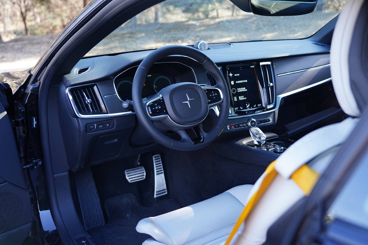 polestar 1的设计有些令人失望,在独树一帜的外观设计之下,内饰却是照