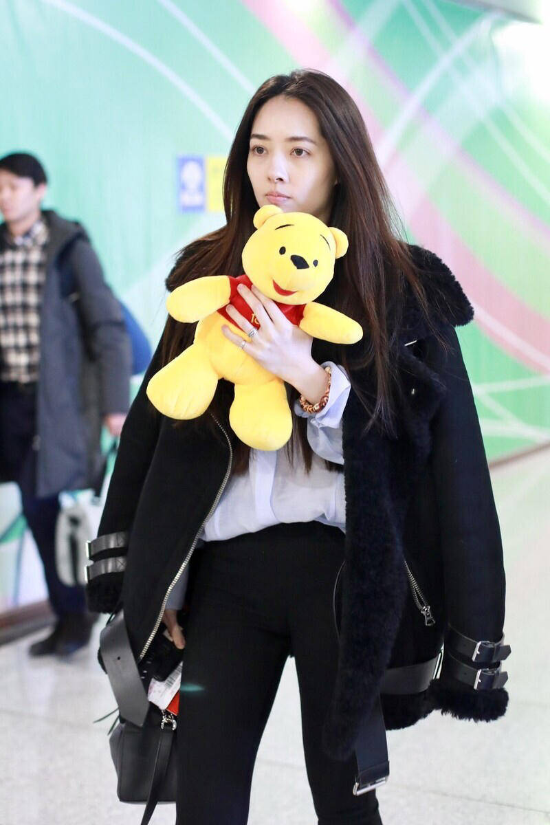 郭碧婷美出新高度,黑色羊羔毛外套配黑色牛仔裤,展现出女性魅力