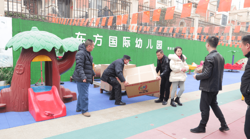 让爱传承,温暖过冬,襄阳东方国际幼儿园捐赠衣物两千件