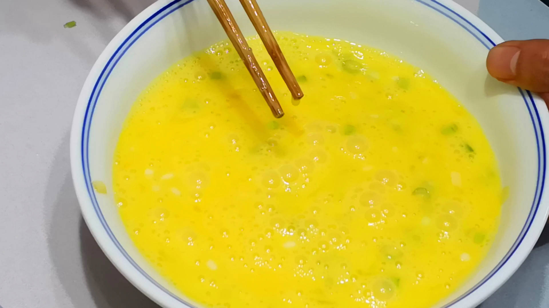 最近网上非常火爆的鸡蛋新吃法没想到做法超简单一大盘没够吃