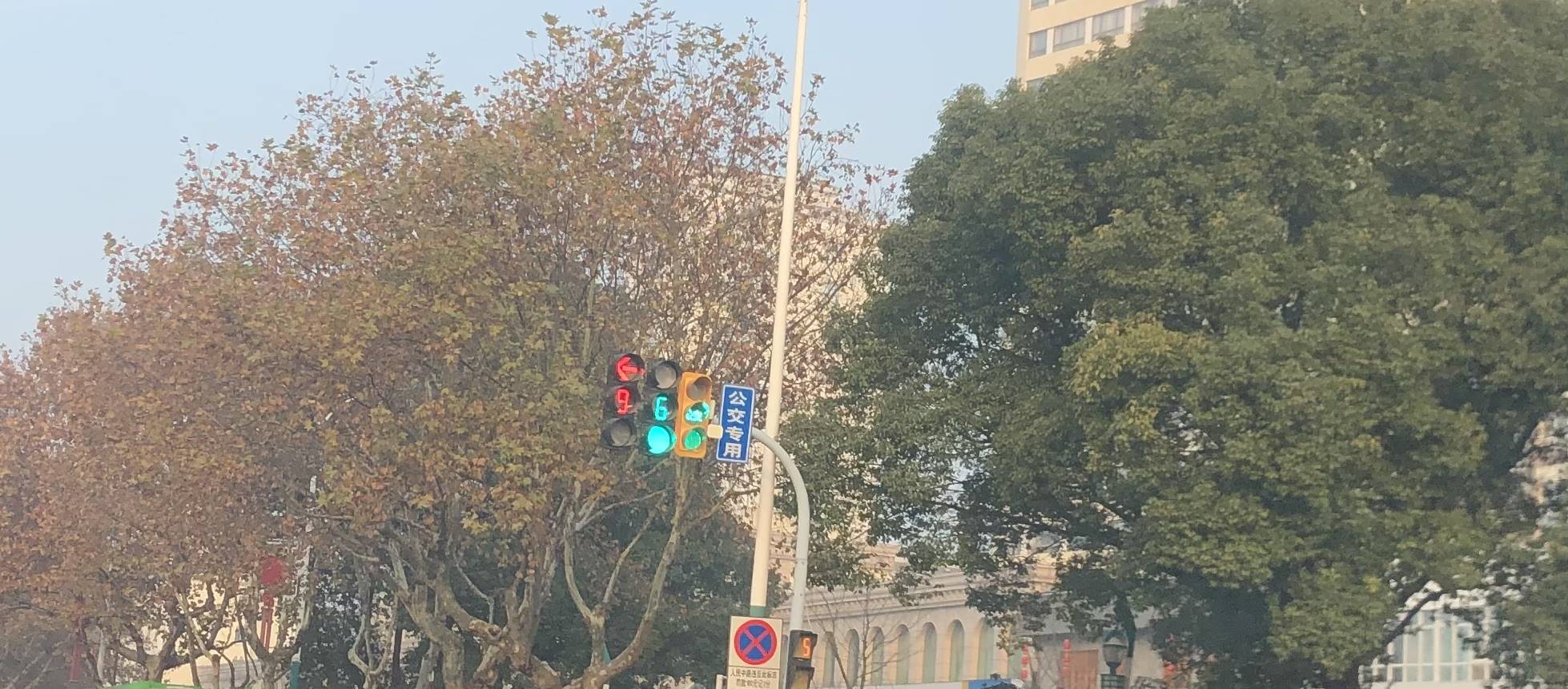 从最开始加装公交专用信号灯,到现在红绿灯加了数字倒数信号.