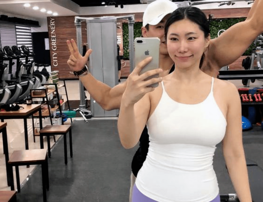 42岁阿姨倒追25岁鲜肉教练,在家人反对下结婚,现状如何?