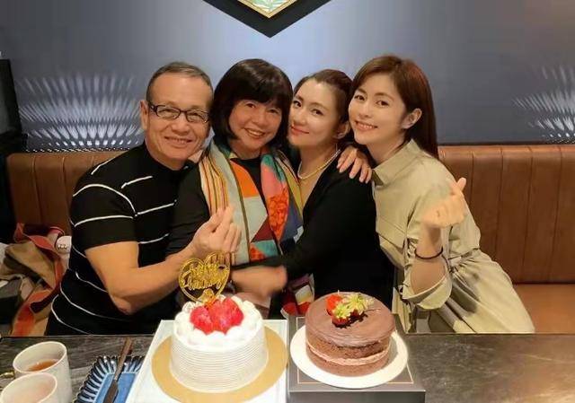 原创selina妈妈哪像70岁穿牛仔裤剪波波头比女儿还新潮全家高颜值